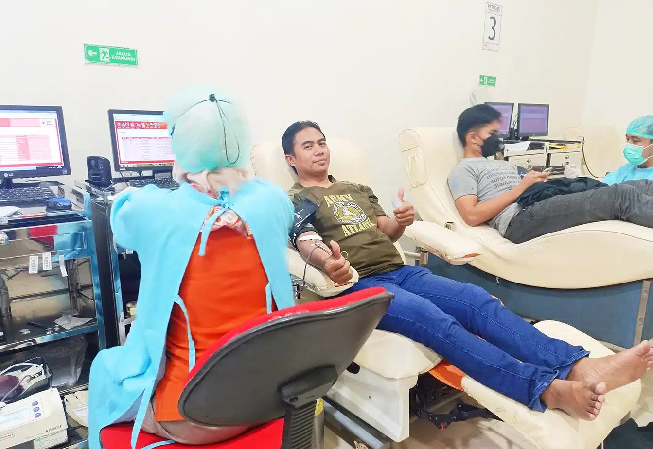 Relawan-PMI-PMR-KSR-pangkalpinang-donor-darah-warga-bantuan-bencana-Indonesian-red-cross-bulan-sabit-Palang-Merah